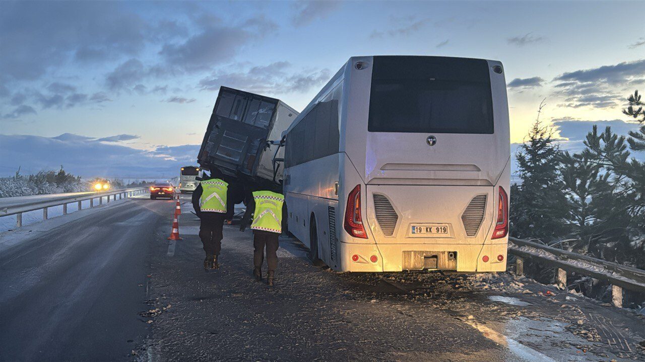 Afyonkarahisar’da 3 aracın karıştığı trafik kazasında 30 kişi yaralandı