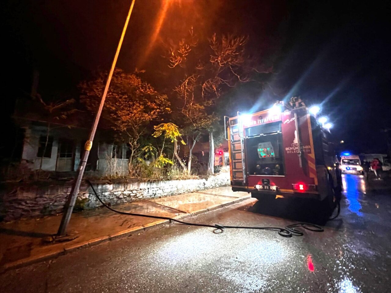 Bayındır’da metruk binada çıkan yangın söndürüldü