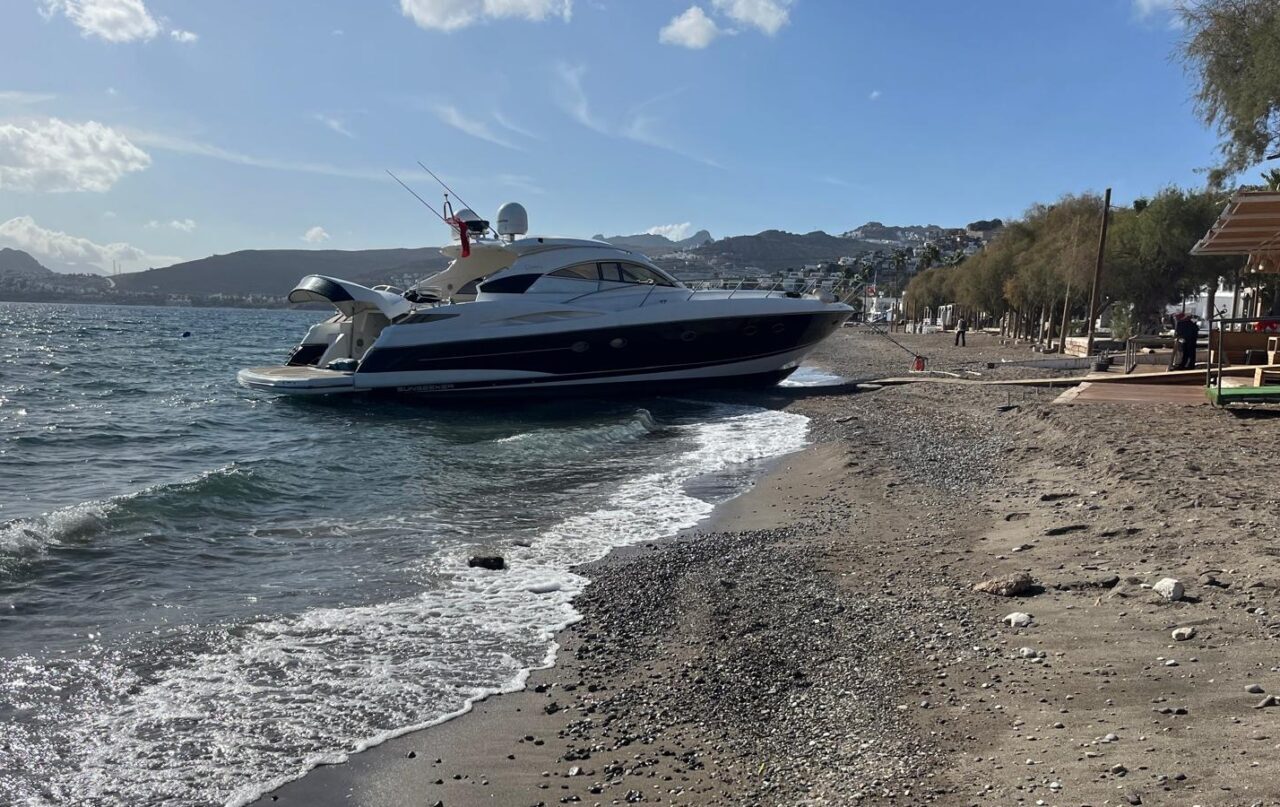 Bodrum’da açıkta demirli yat rüzgar nedeniyle karaya sürüklendi