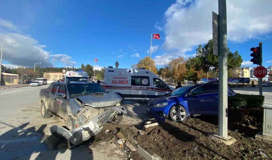 Burdur’da kamyonet ile otomobilin