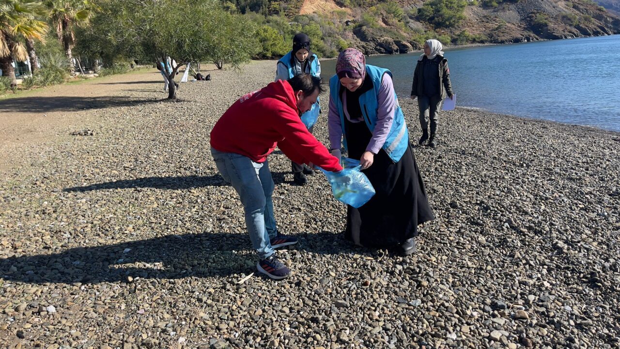 Datça’da gençler çevre temizliği yaptı