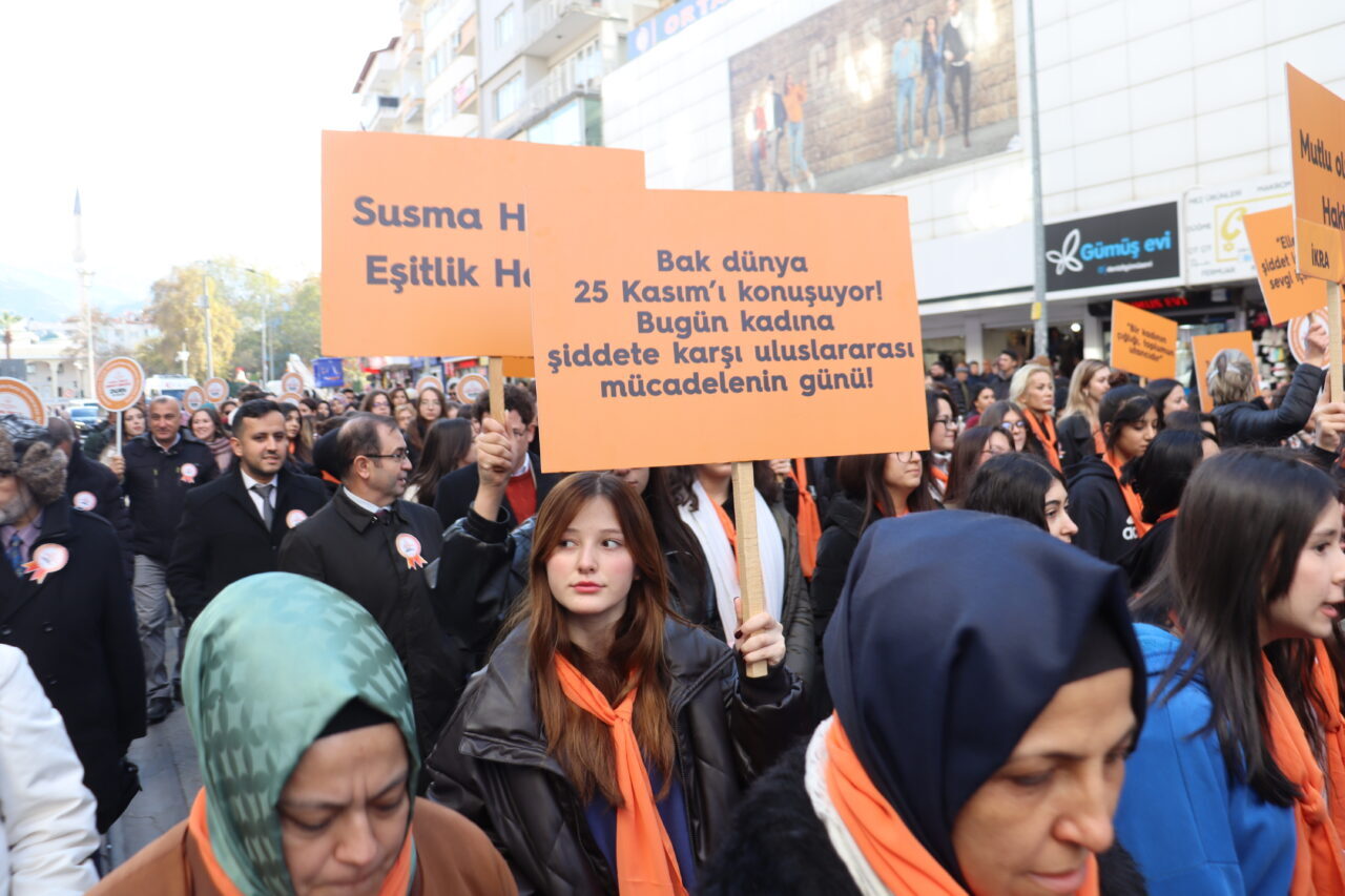 Denizli’de kadına yönelik şiddete karşı farkındalık yürüyüşü gerçekleştirildi