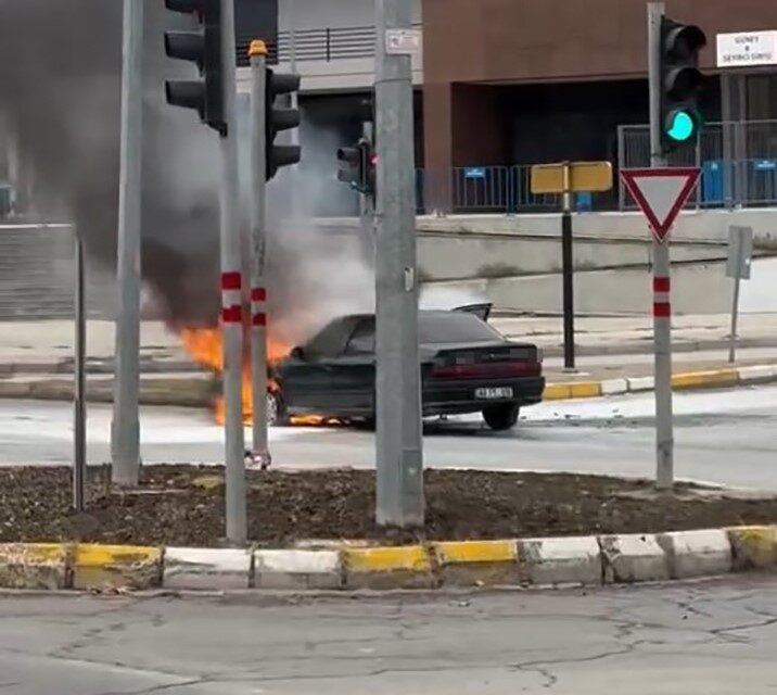 Elazığ’da seyir halindeki otomobil