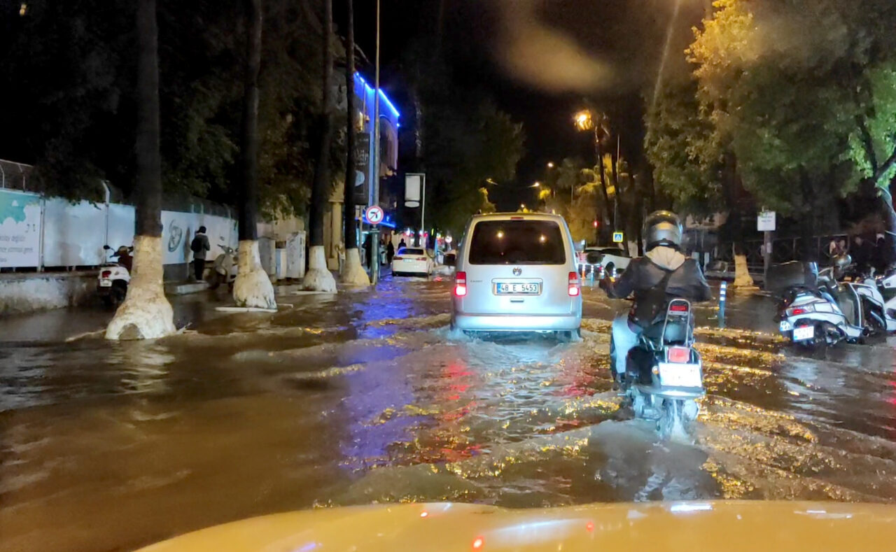 Fethiye’de şiddetli yağış su baskınlarına neden oldu