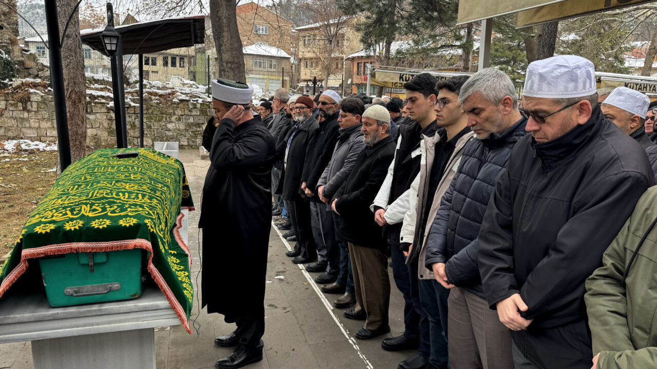 Hollanda’da nehirde cansız bedeni bulunan din görevlisi Kütahya’da defnedildi