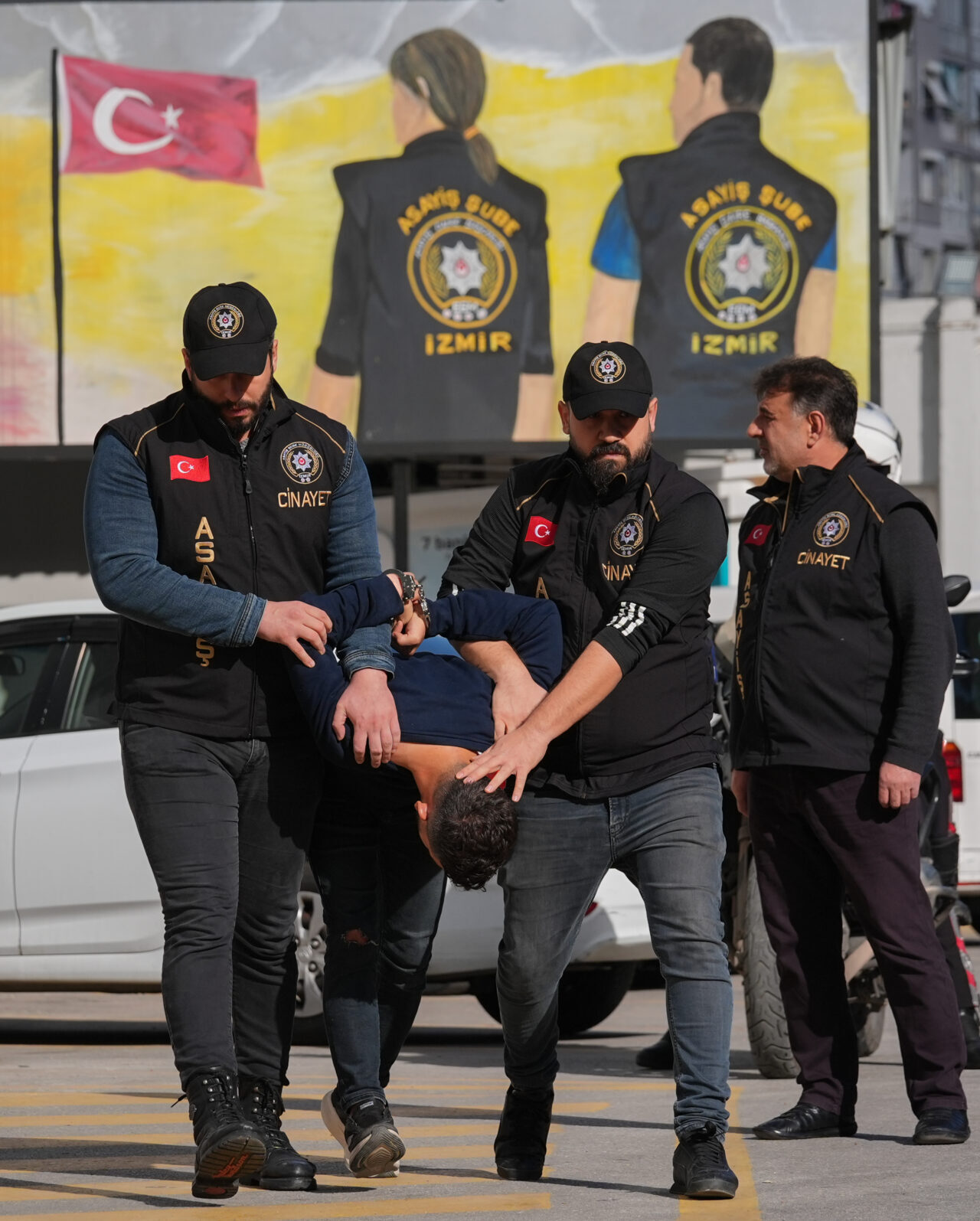 İzmir’de polis ekibine silahlı saldırıya ilişkin 6 şüpheli adliyede