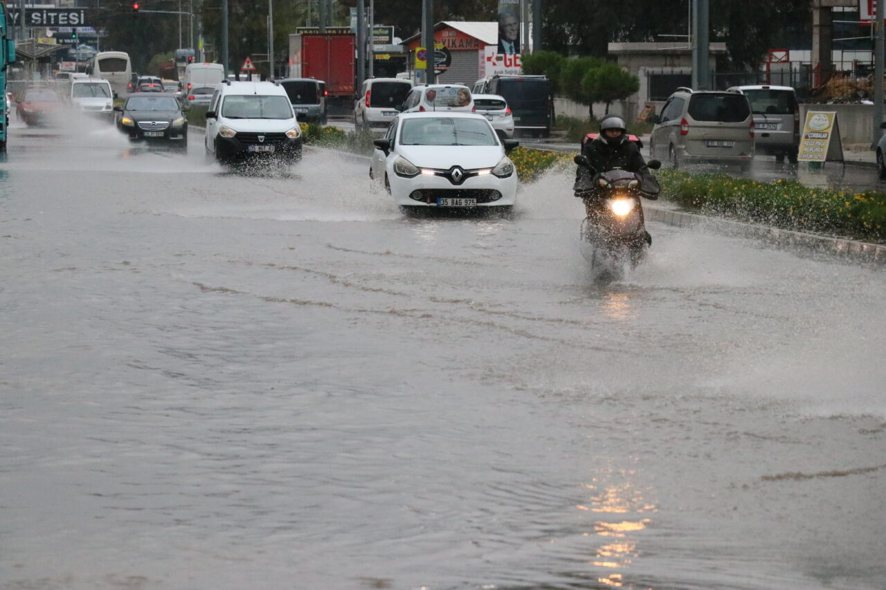 İzmir’de sağanak ve kuvvetli rüzgar yaşamı olumsuz etkiliyor