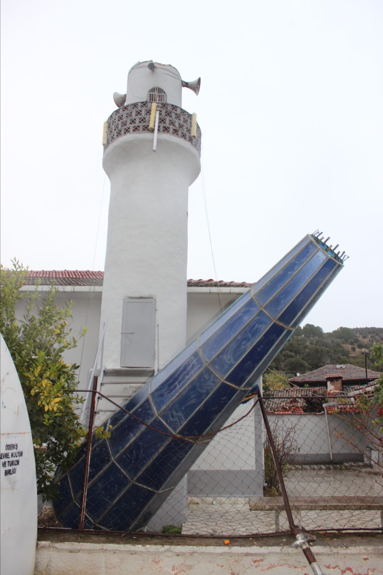 İzmir’de şiddetli rüzgar cami minaresinin külahını devirdi