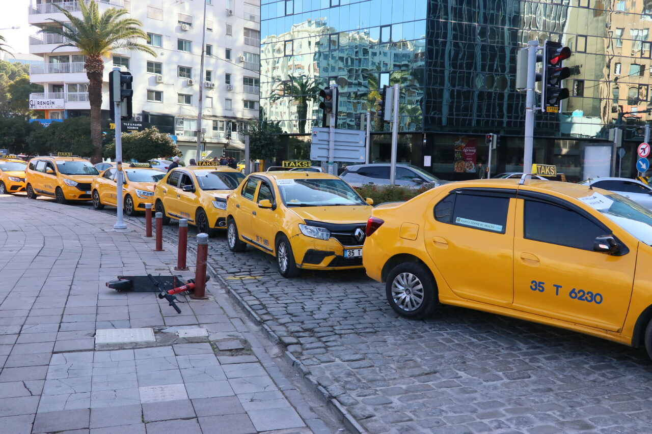 İzmir’de taksicilerden korsan taksiciliğe konvoylu tepki