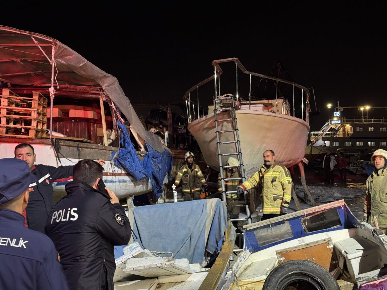 İzmir’de teknede yaşayan kişi, çıkan yangında öldü