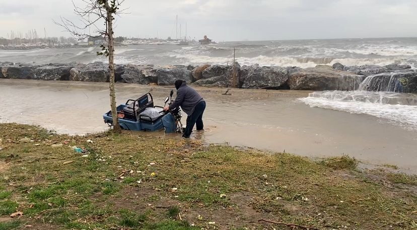 Kadıköy’de şiddetli lodos nedeniyle