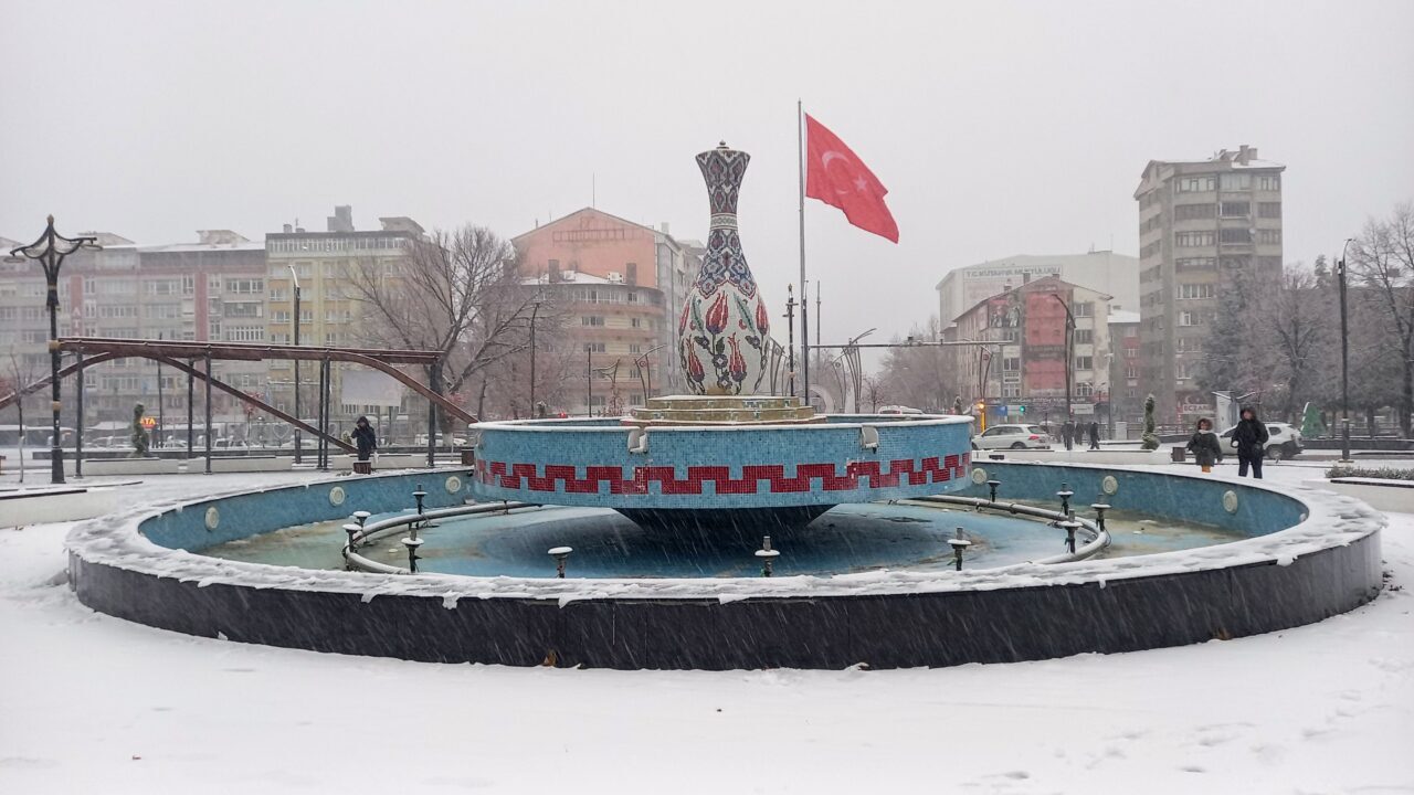 Kütahya’da mevsimin ilk karı yağdı