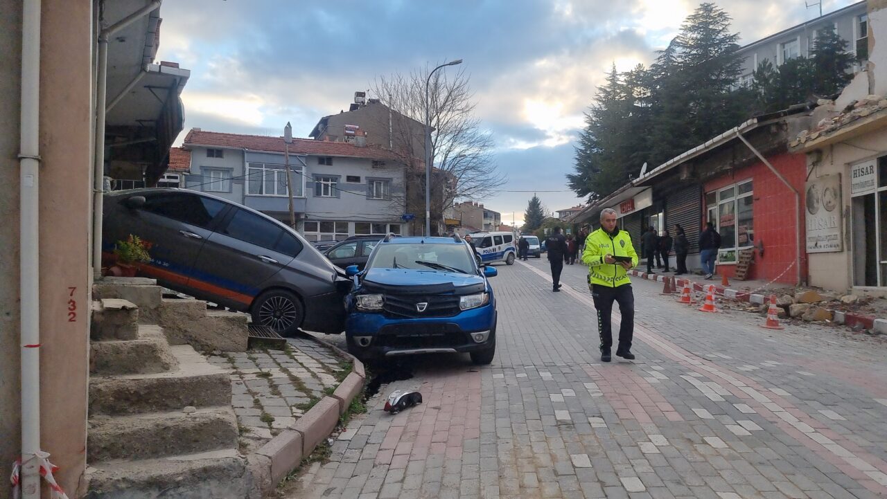 Kütahya’da otomobilin çarptığı kişinin yaralandığı anlar güvenlik kamerasında