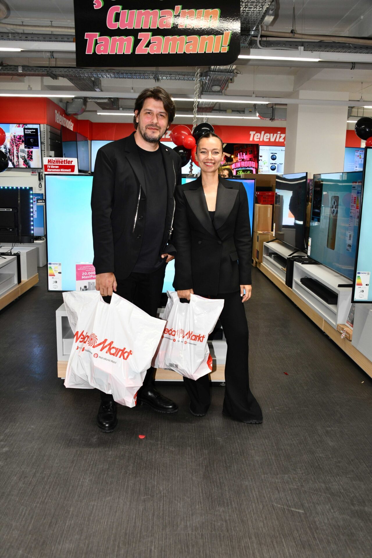 MediaMarkt’ın Şahane Cuma kampanyası “branda yırtma” etkinliğiyle başladı