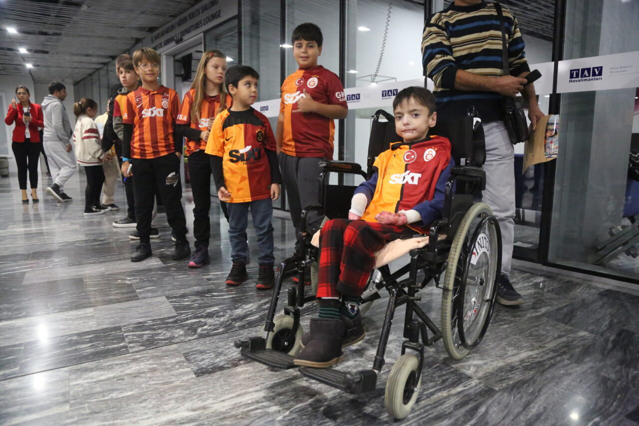 Muğla’da kelebek hastası çocuk, Galatasaraylı futbolcularla buluştu