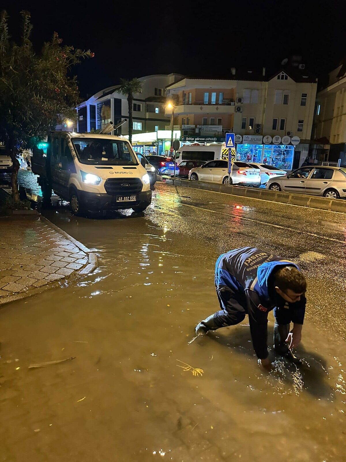 Muğla’da yaşanan su baskınlarına Büyükşehir ekipleri müdahale etti