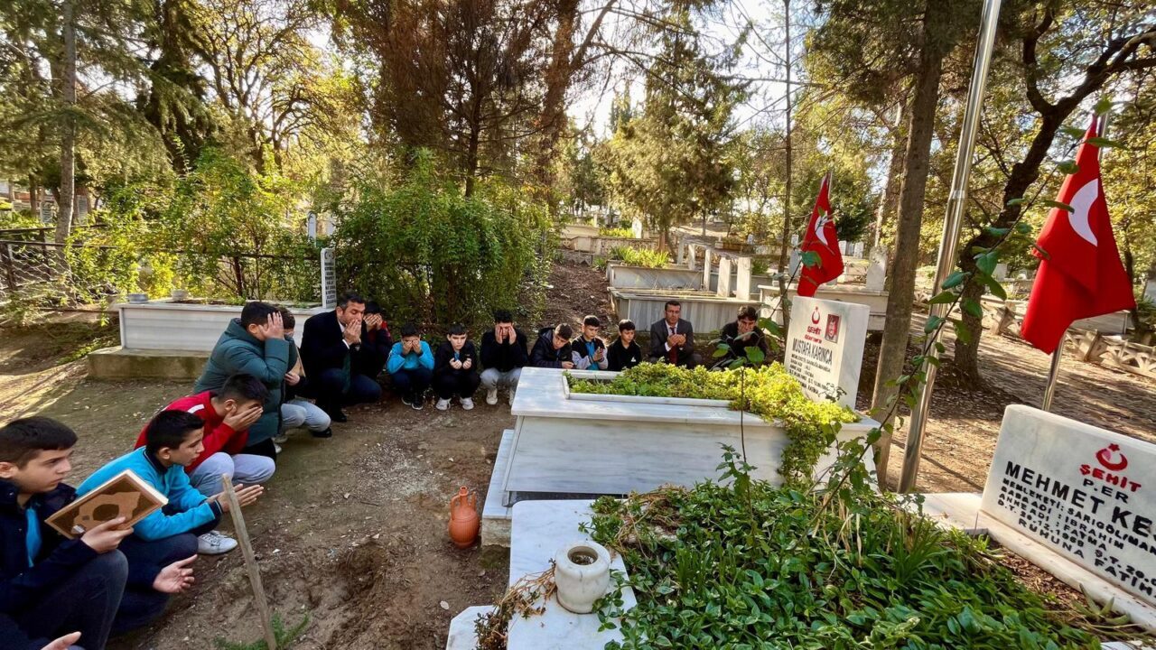 Şehit öğretmen Mustafa Karınca, Sarıgöl’deki kabri başında anıldı