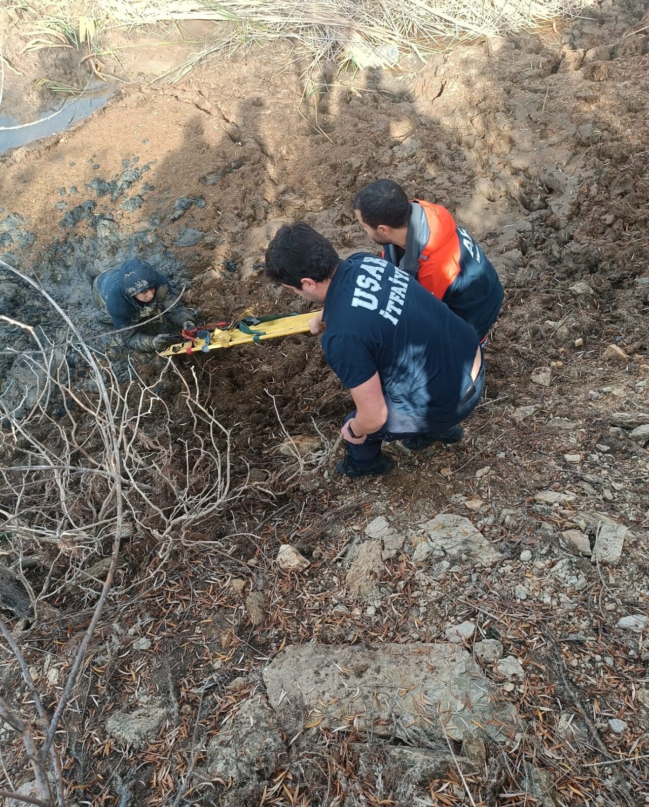 Uşak’ta gölette çamura saplanan genç kurtarıldı