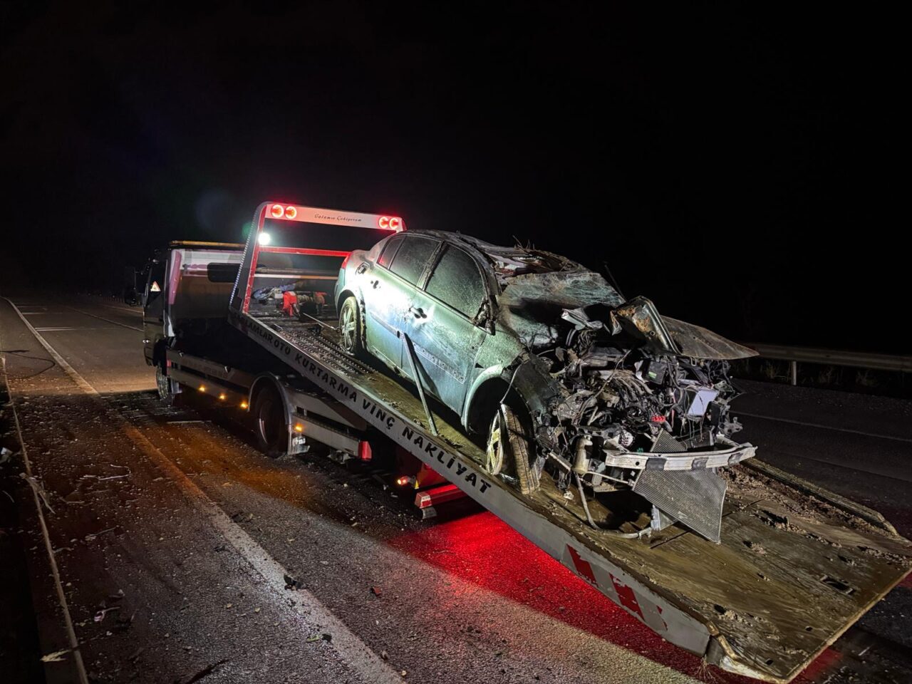 Afyonkarahisar’da refüje çarpan otomobilin sürücüsü öldü