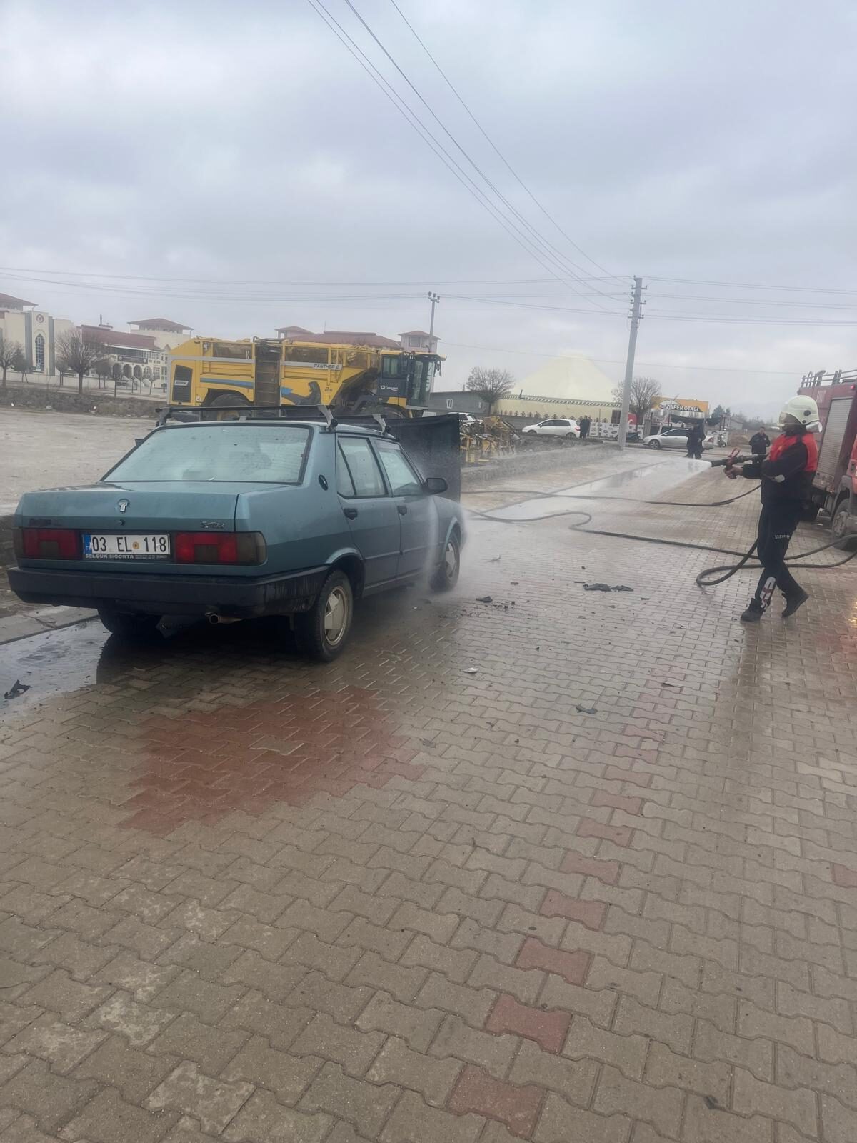 Afyonkarahisar’da seyir halindeyken alev alan otomobilde hasar oluştu