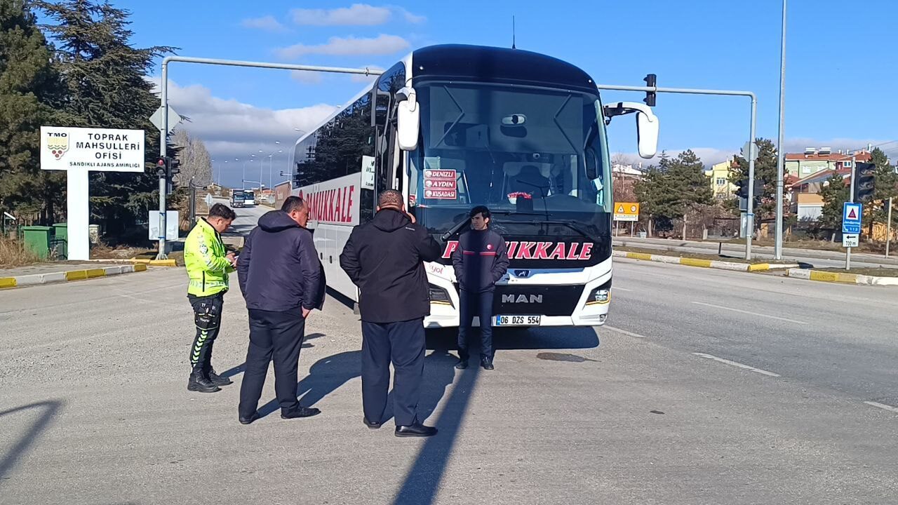 Afyonkarahisar’da yolcu otobüsünün çarptığı yaya ağır yaralandı