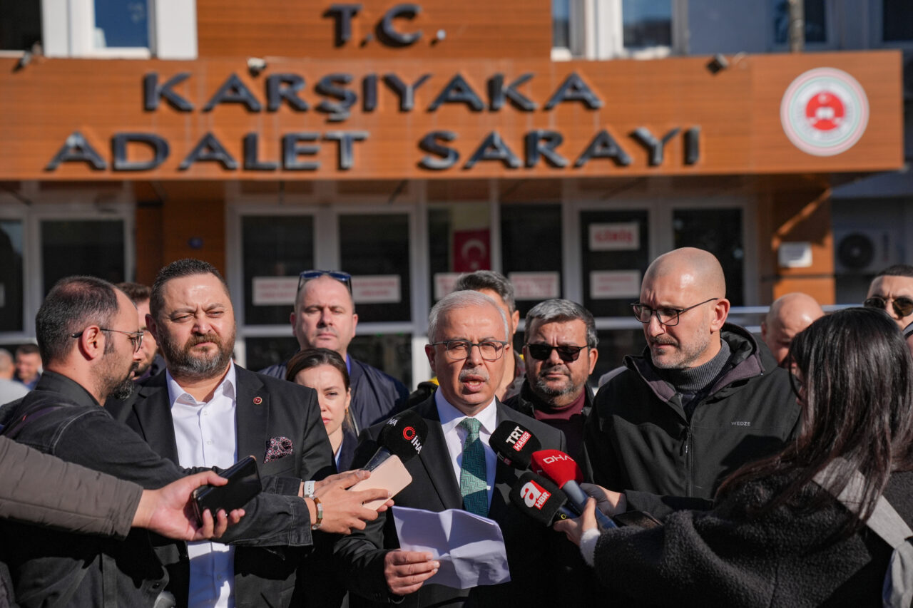 AK Parti, Karşıyaka Belediyesinin temizlik aracı kiralama ihalesini yargıya taşıdı