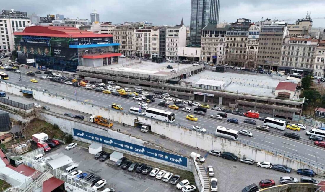 Beyoğlu Tepebaşı’nda çatlayan kolonları