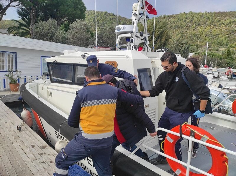 Bodrum açıklarında teknede rahatsızlanan kişiye sahil güvenlik ekiplerince müdahale edildi