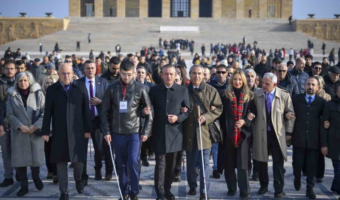 CHP Genel Başkanı Özel, engellilerle birlikte Anıtkabir’i ziyaret etti