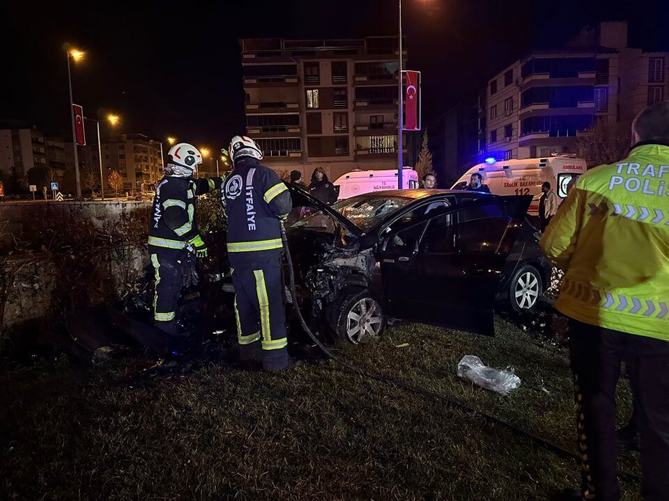 Denizli’de anıt duvarına çarpan otomobildeki 1 kişi öldü, 1 kişi yaralandı