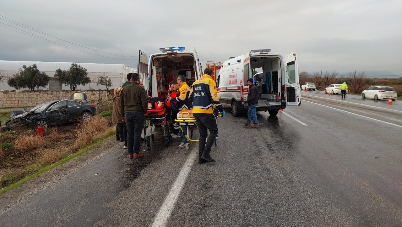 Denizli’de iki otomobilin çarpıştığı kazada 1 kişi öldü, 5 kişi yaralandı