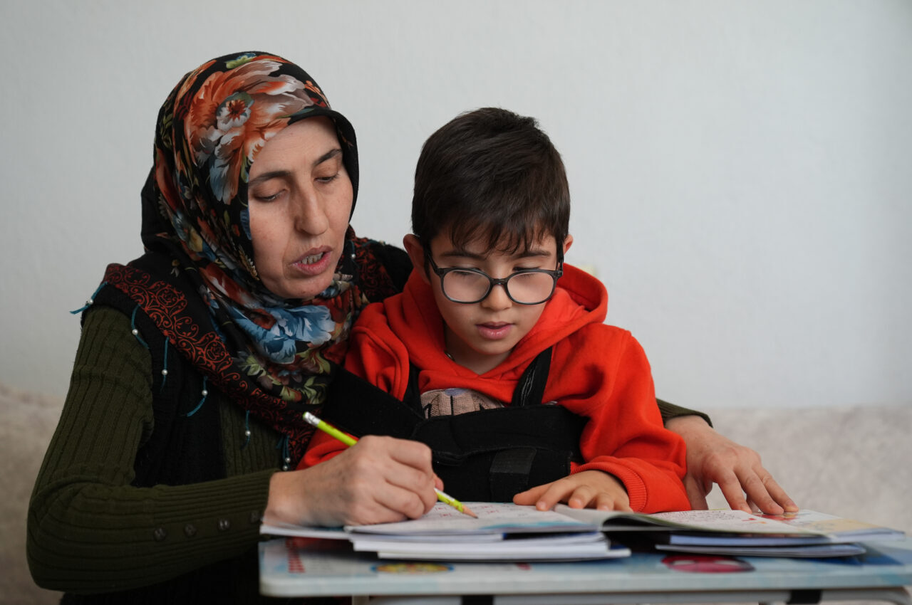 Geçirdiği kazadan sonra yaşama tutunan küçük Talha, okuluna kavuşmak için gün sayıyor