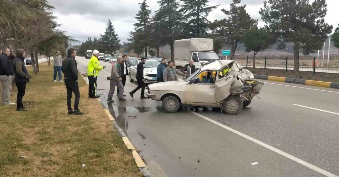 Isparta’da kamyonetin otomobile arkadan