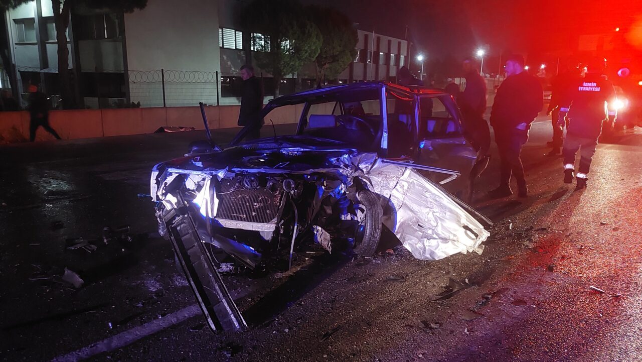 İzmir’de çarpışan iki otomobilden birinin sürücüsü öldü