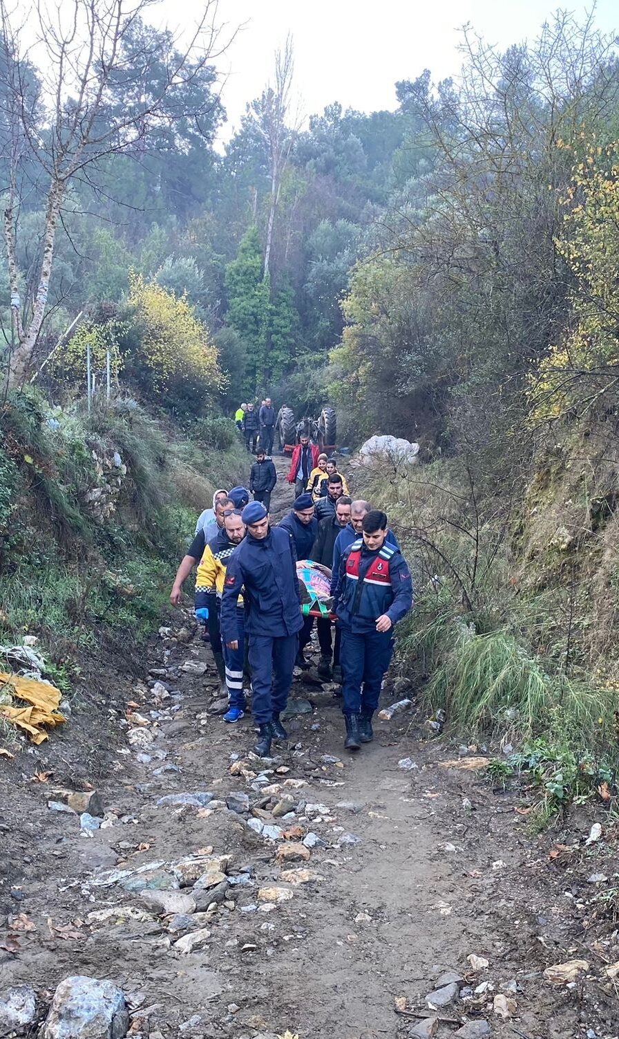 İzmir’de devrilen traktördeki 4 kişi yaralandı