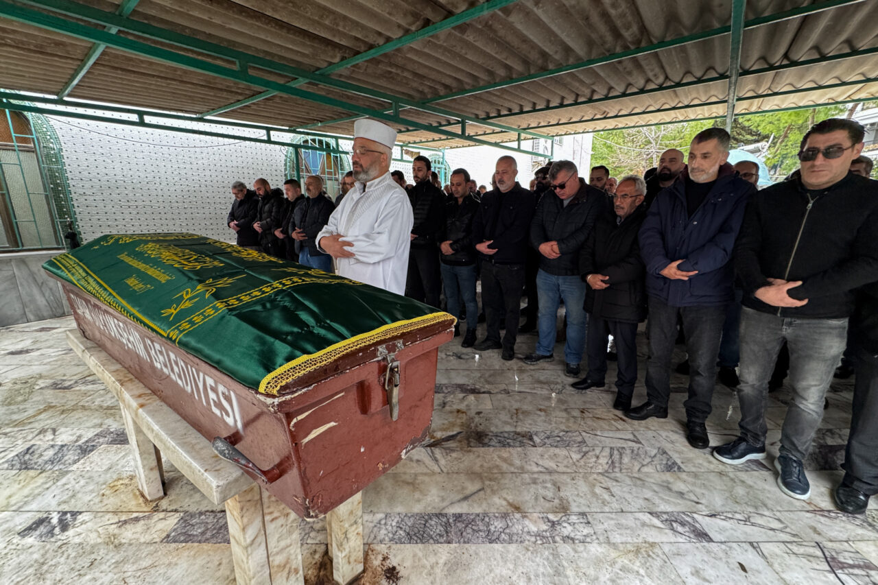 İzmir’de erkek arkadaşı tarafından öldürülen kadın defnedildi