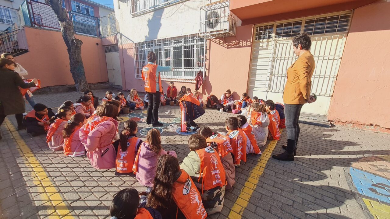 İzmir’de ilkokul öğrencileri meşe palamudu tohumlarını toprakla buluşturdu