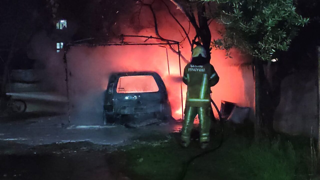 İzmir’de kundaklandığı iddia edilen otomobille iki motosiklet kullanılamaz hale geldi