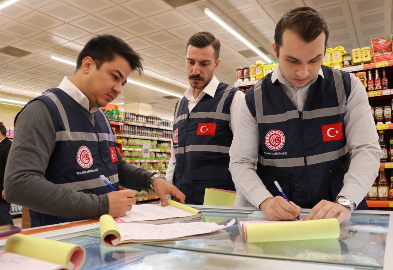 İzmir’de market ve gıda işletmelerinde fiyat denetimi yapıldı