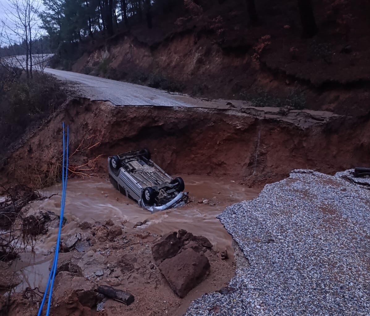 İzmir’de toprak kayması nedeniyle yolda çökme meydana geldi