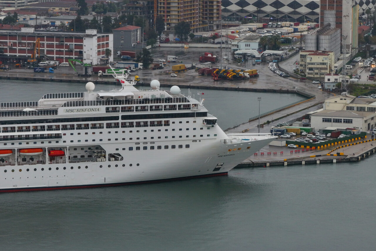 İzmir’e kruvaziyerle 2 bin 700 turist geldi