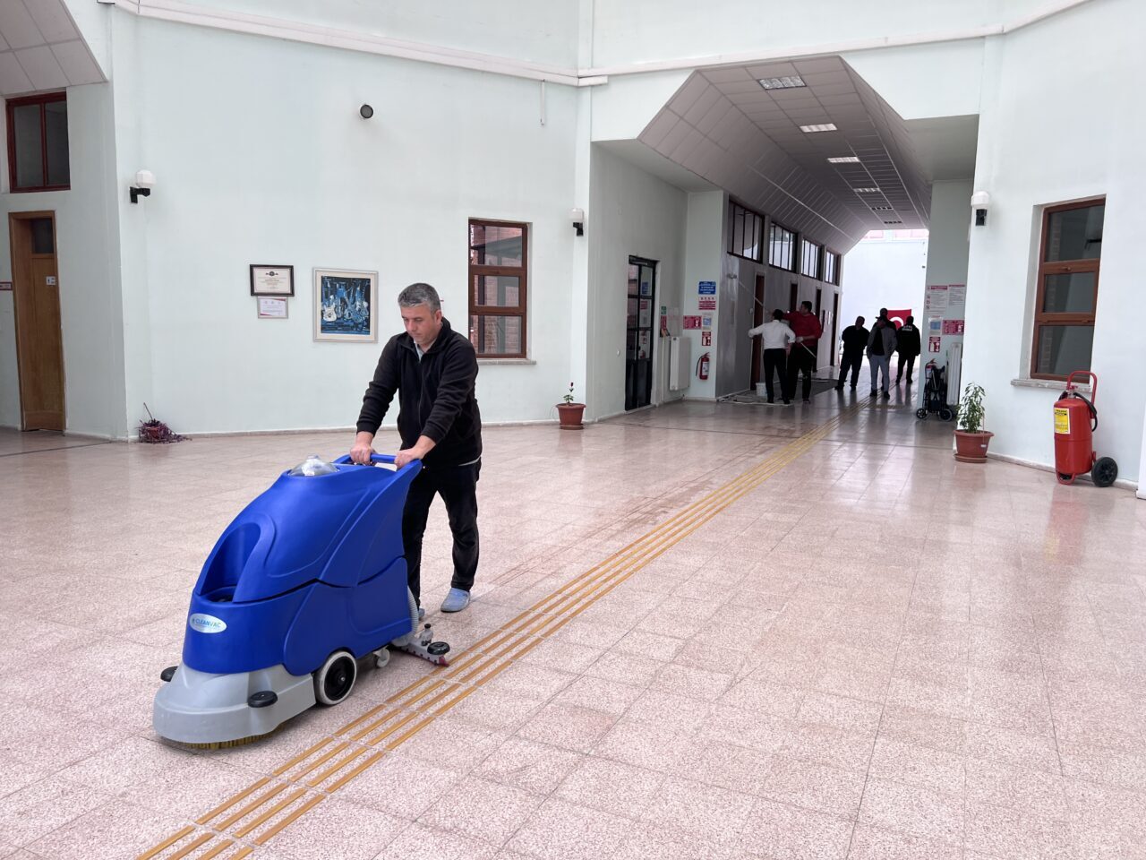 Kütahya’da akademik ve idari personel görev yaptıkları okulu boyadı