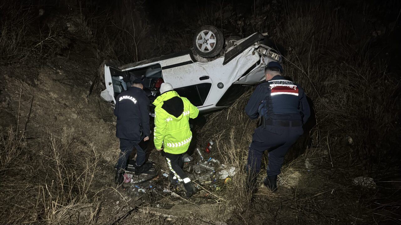 Kütahya’da şarampole devrilen otomobildeki 2 kişi ağır yaralandı