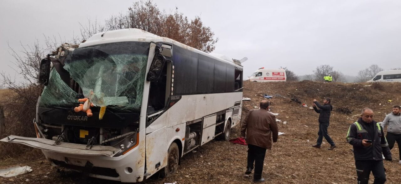 Kütahya’da şarampole savrulan işçi servisindeki 1 kişi öldü, 7 kişi yaralandı