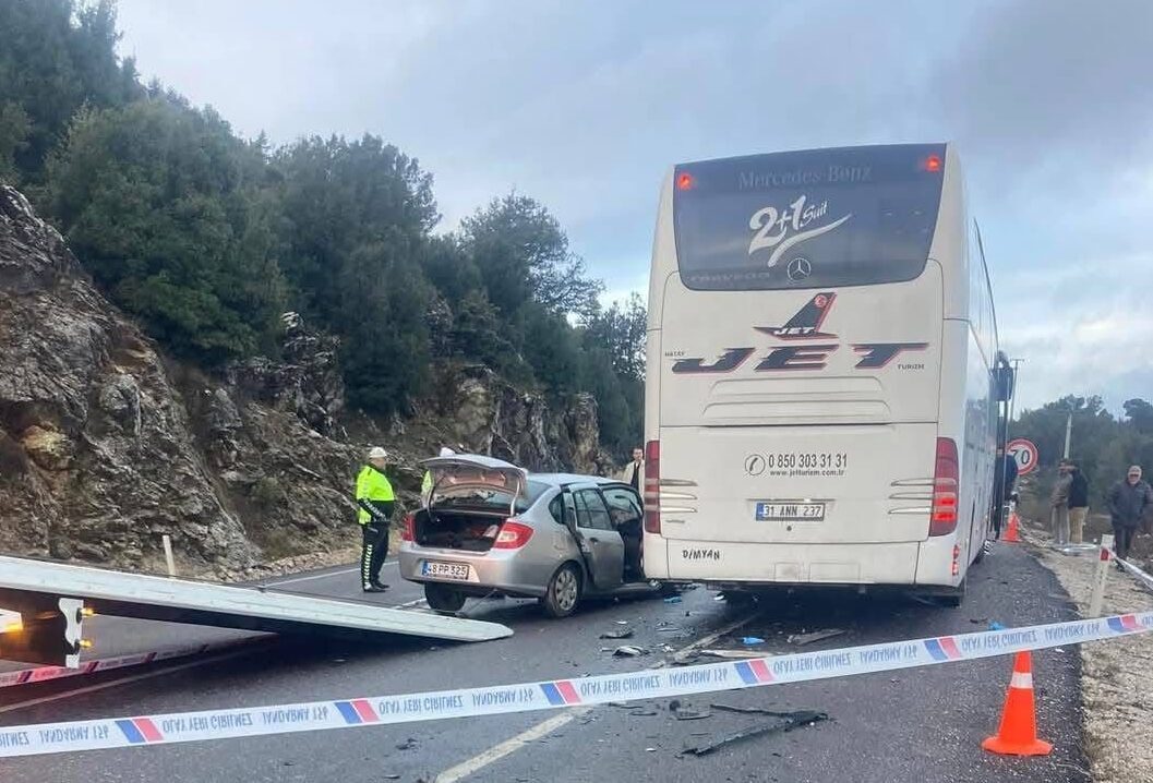 Muğla’da yolcu otobüsü ile çarpışan otomobildeki karı koca öldü