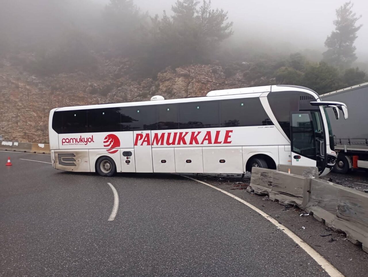 Muğla’da yolcu otobüsünün bariyerlere çarpması sonucu 5 kişi yaralandı