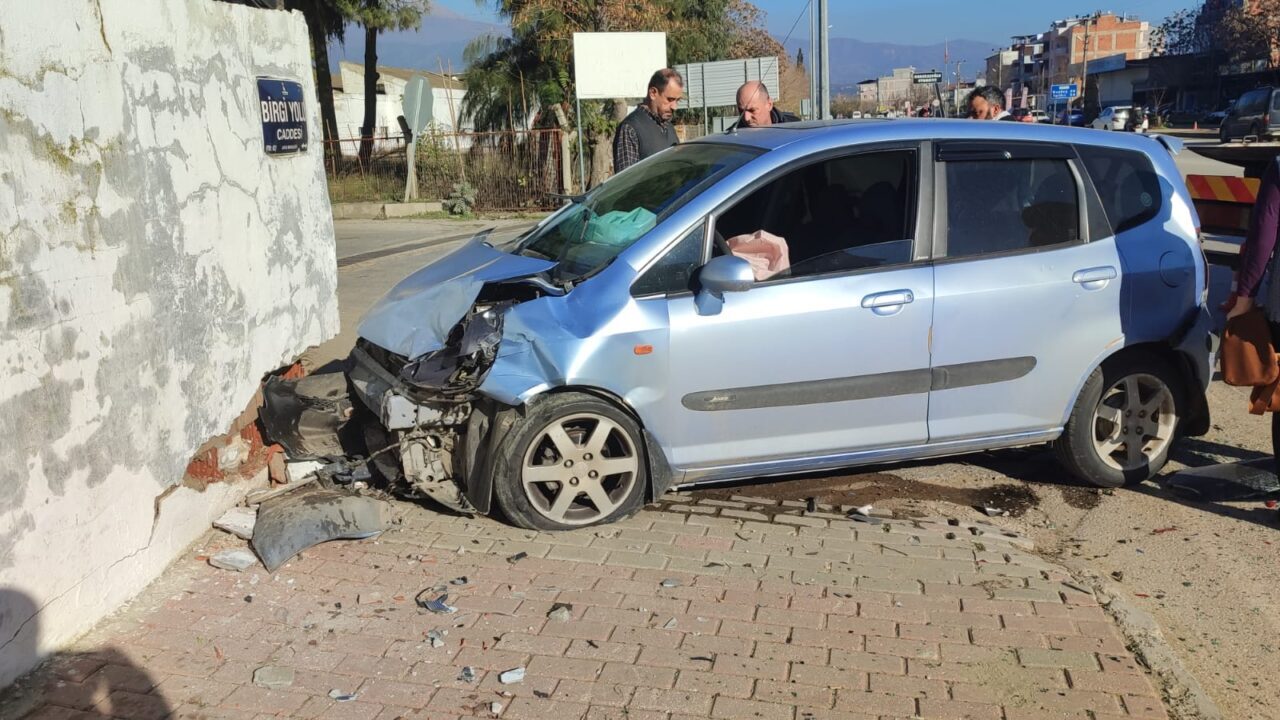 Ödemiş’te hafif ticari araç ile otomobilin çarpıştığı kazada 2 kişi yaralandı