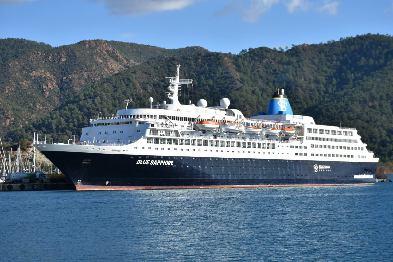 Yolcu gemisi “Blue Sapphire” yakıt ikmali için Marmaris’te