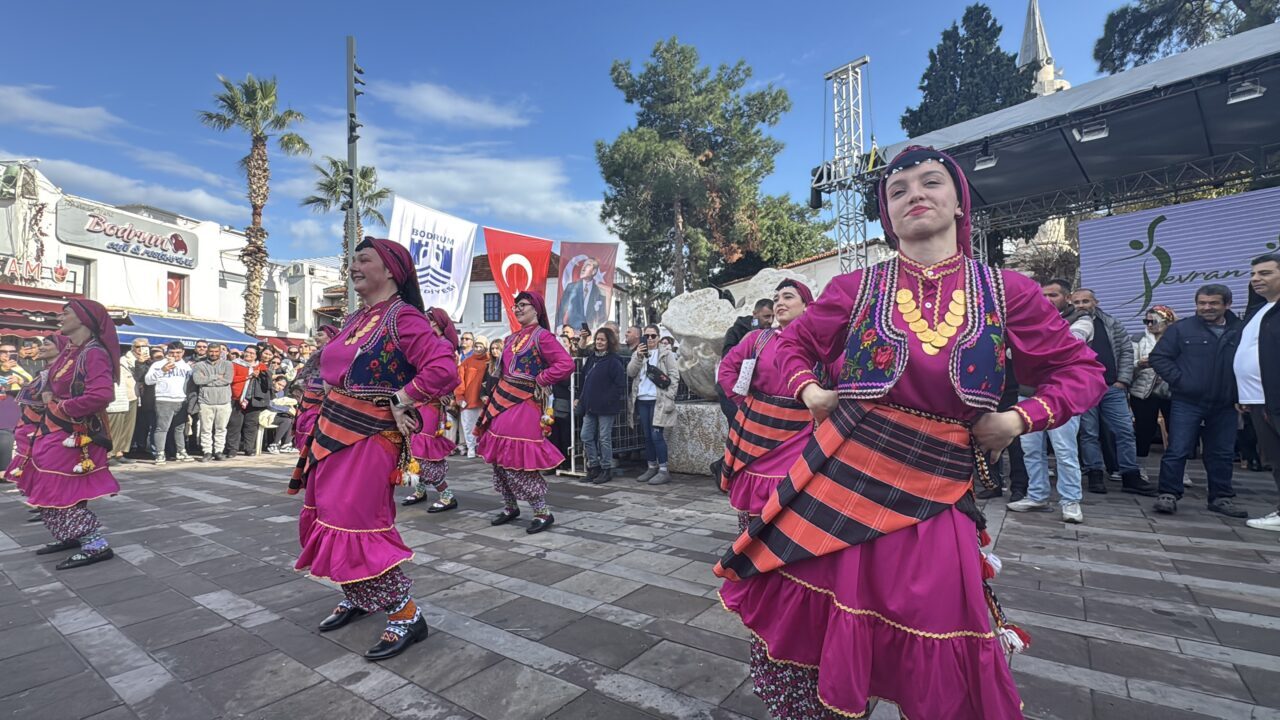 Bodrum’da düzenlenen festivalde 3 ton hamsi dağıtıldı