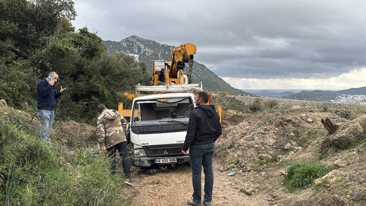 Bodrum’da uçuruma devrilen kamyonetteki 3 kişi yaralandı